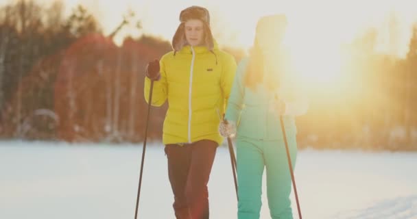 Family skiers spend the weekend together doing skiing in the woods. Healthy lifestyle. Slow motion. Loving couple — Stock Video