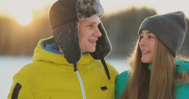 Les skieurs en famille passent le week-end ensemble à skier dans les bois. Mode de vie sain et repos actif . — Video
