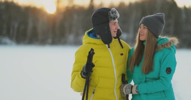 Gli sciatori per famiglie trascorrono il fine settimana insieme sciando nel bosco. Uno stile di vita sano. Al rallentatore. Coppia amorevole — Video Stock