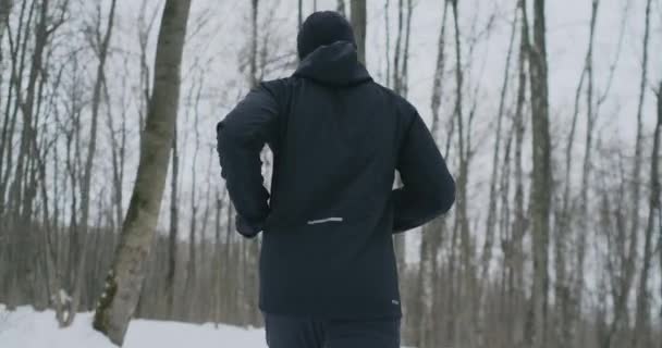 Jeune coureur en hiver jogging dans le parc . — Video