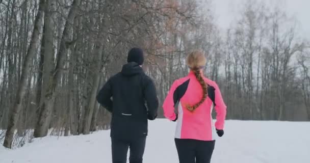 Evli mutlu genç çift spor sabah ve akşam parkta koşu. — Stok video