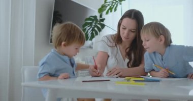 Anne kendi çizimleri için iki oğlu övüyor. Aile destek ve çocuk bakımı, annelik