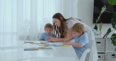 Anne kendi çizimleri için iki oğlu övüyor. Aile destek ve çocuk bakımı, annelik
