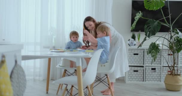 Mamãe elogia dois filhos por seus desenhos. Apoio familiar e acolhimento de crianças, maternidade — Vídeo de Stock