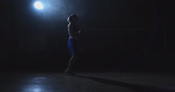 Kardio cvičení krásná dívka boxer — Stock video