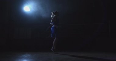 Spor salonu boks jimnastik salonu bir yüzük ve ip atlama güzel genç bir kadın ile genel planı