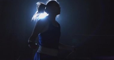 Kadın boksör boks salonunda bir halka ile ip atlama atlama