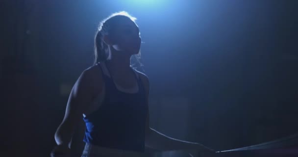 Atlama ipi orta boy koridorda eğitim genç güzel kadın boksör — Stok video
