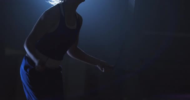 在一次积极的锻炼中, 一名拳击手女孩面临跳绳 — 图库视频影像