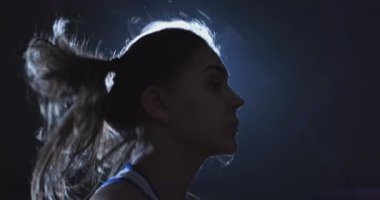 Atlama ipi yakın çekim salonunda eğitim genç güzel kadın boksör