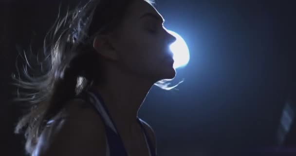 Közeli kép: egy boxer lányok arc jumping kötelet egy aktív edzés alatt — Stock videók