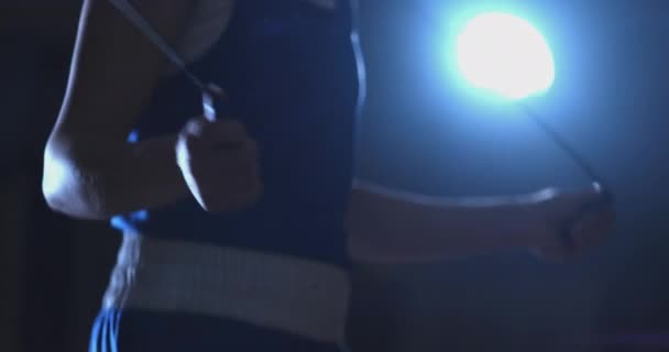 Крупним планом рука боксерів під час стрибків мотузки — стокове відео