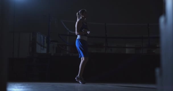 Vrouw springen in de Boxing hall op een touw — Stockvideo