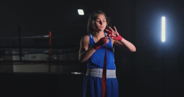美丽的女兵拉在手绷带为战斗在蓝色运动服 — 图库视频影像