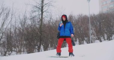 Smartphone üzerinde kayak pisti snowboard yaparken manzara resimlerini çekmek için kullanın
