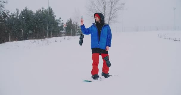 당신의 smartphone을 사용 하 여 스키 슬로프에서 스노우 보드 동안 풍경 사진을 찍을합니다 — 비디오