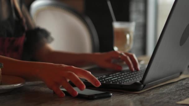 Έκπληκτη γυναίκα πρόσωπο κοιτάζοντας οθόνη φορητού υπολογιστή. Κοντινό πλάνο του ενθουσιασμένοι γυναίκα παρακολουθήσετε online ειδήσεις στον υπολογιστή. Πορτρέτο της ευτυχούς ιστοσελίδα κορίτσι ψώνια στο φορητό υπολογιστή — Αρχείο Βίντεο