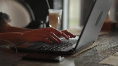 4 k eller laptop klavye yakın yalan parmaklarını akıllı telefon ile değmek dokunmadan yazın. Hiçbir yüz kadın kanepe üzerinde freelancing yazma yazı yorumları sosyal ağlarda çalışma evde oturur