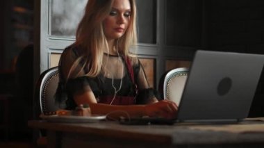 Onu laptop üzerinde şık bir kentsel Restoran çalışan güzel kadın