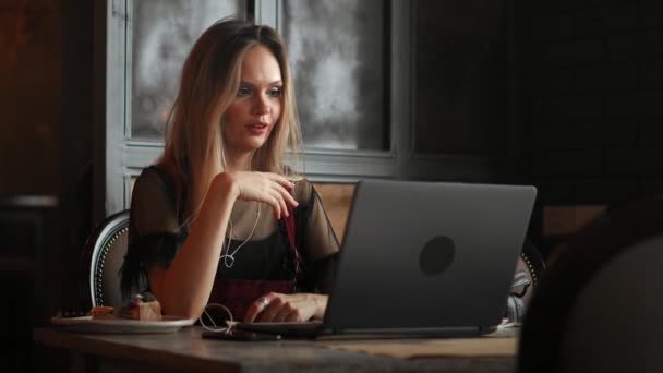 Geschäftsfrau Reflexion der hellen Brille konzentriert arbeiten Internet-Laptop-Tablet 4k Frauenaugen schließen Frau in Brille mit Internet in der Nacht. Mädchen blickt auf Touchscreen-Bildschirm — Stockvideo