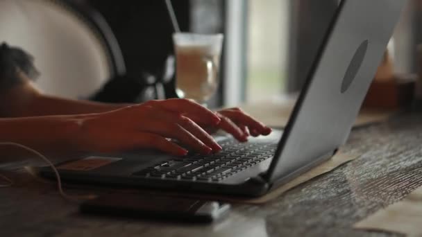 4 k の女性の手を指スマート フォン閉じる近くに横たわっているとタッチパッドに触れるノート パソコンのキーボードで入力します。ソファ フリーランス ソーシャル ネットワークでの書き込みの投稿コメントを在宅勤務に顔女性が座ってないです。 — ストック動画