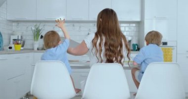 Dikiz, geri. İki çocuk annesi ve erkek geliştirme ödev yapmak yaratıcı kağıt üzerinde parmak tarafından nişanlandık. Dokunsal hissi ve küçük matematik geliştirilmesi.