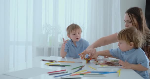 Två barn till pojkar och mor är engagerade i kreativ utveckling gör läxor av fingersättning på papper. Utvecklingen av taktila förnimmelser och små matematik. — Stockvideo
