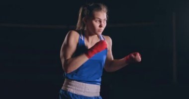 Atletik kadın fitness egzersizleri kutusu ve uygulama self-defensive teknikleri yapıyor. steadicam vurdu