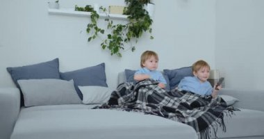 İki çocuk TV heyecan verici bir Tv şovu izle. İki kardeş Tv izliyor