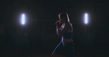 Siyah arka plan üzerine eğitim, boks güçlü atletik, kadın boksör. Kavramı kopya alanı ile boks spor.