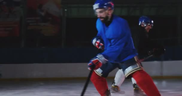 Hokeja naprzód technicznie bije obrońca i szybko idzie do hokejowej bramki. — Wideo stockowe