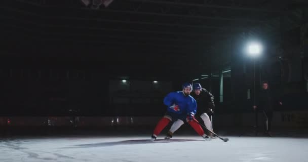 2 jogadores de hóquei lutando por disco, pernas, patins vista de perto — Vídeo de Stock