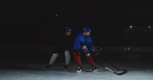 2 hockeyspelare kämpar för puck, ben, Stäng skridskor vy — Stockvideo