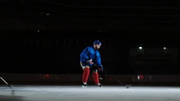 Professioneel hockey technisch beats uit de verdediger en snel gaat naar de hockey-doel. — Stockvideo