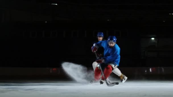 Due giocatori professionisti di hockey vanno a Luda nella lotta per il disco. la ricezione di potenza — Video Stock