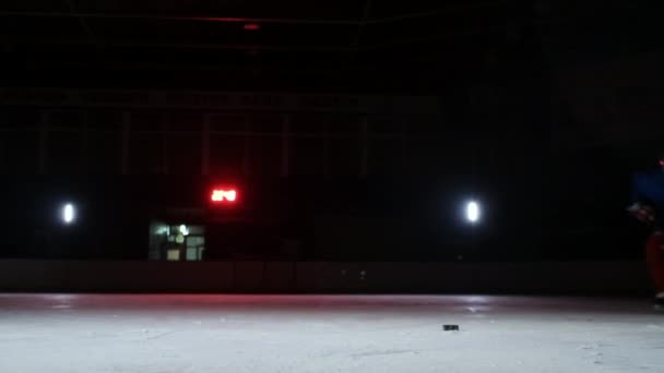 L'attaccante professionista dell'hockey batte tecnicamente il difensore e va rapidamente alla porta dell'hockey . — Video Stock