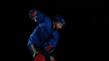 Profesyonel sporcu erkek hokey oyuncusu Pak ile kamera önünde döner ve hedef ve puanları rakipler vurur
