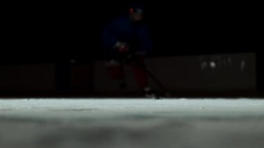 Yakın çekim yavaş Hokey diski ve uçan kar, hokey oyuncusu puck sopa alır