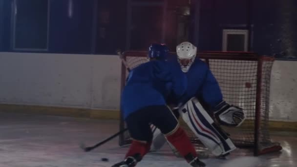 Hockeyspelare utför ett angrepp på motståndare målet och gör mål i extra tid. Spelaren ger segern till hans team i skottlossningar — Stockvideo