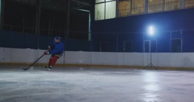 İleri Pak taşıyan, muhalif bir defenseman buz pateni ve Pak yakalayarak bir gol puanlama engelleyen bir tokat atış goaltender alarak hokey
