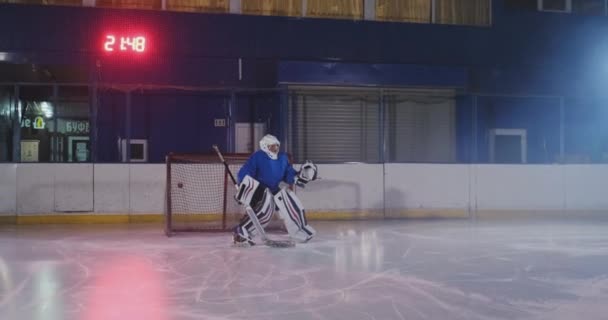 Jugador de hockey profesional ataca la puerta y golpea, pero el portero golpea el disco. Un gol en hockey. Meta anotada. penetración de la bala — Vídeo de stock