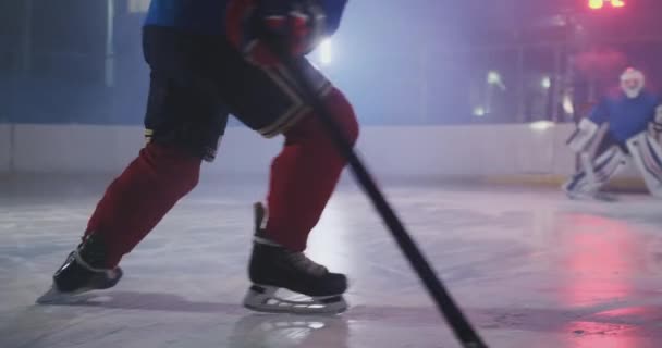 Jugador de hockey profesional ataca la puerta y golpea, pero el portero golpea el disco. Un gol en hockey. Puck anotó — Vídeos de Stock