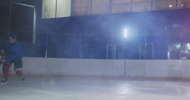 Joueur de hockey effectue une attaque sur le but adverse et marque un but en temps supplémentaire. Le joueur apporte la victoire à son équipe dans les fusillades — Video