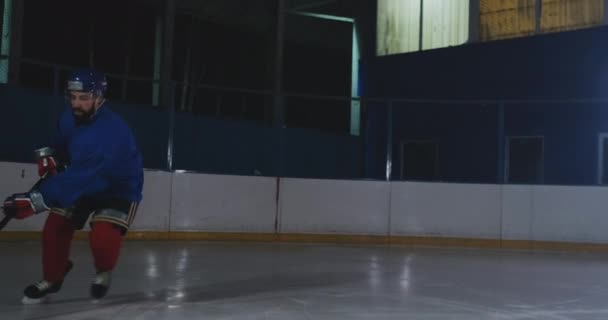 Giocatore professionista di hockey attacca il cancello e colpisce, ma il portiere batte il disco. Un gol nell'hockey. Puck segnato — Video Stock