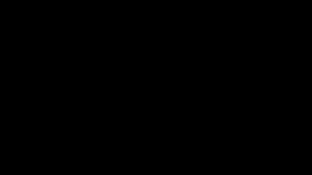Ginasta acrobata macho bonito jovem em roupas brancas em um fundo preto pulando em um bot-up e aparecendo no quadro a partir do fundo. em câmara lenta — Vídeo de Stock