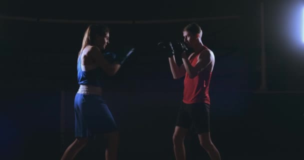 Kickboxer kobieta lekkoatletka trenera kick-boxingu szkolenia fitness kobiece znajomych, których boks dziurkowania fokus rękawiczki ciesząc się intensywne ćwiczenie razem w siłowni z bliska — Wideo stockowe