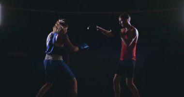 yoğun zevk fitness kadın atlet boks boks odak eldiveni kadın savaşçı eğitim arkadaş spor salonunda egzersiz birlikte yavaş egzersiz