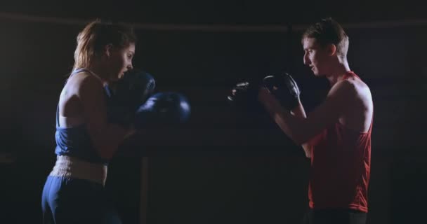 Mujer golpea los guantes de enfoque en el gimnasio de boxeo — Vídeos de Stock