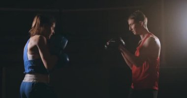 kick boks şampiyonu kadın atlet kickboks Koç eğitim boks boks odak eldiveni birlikte spor olarak yoğun egzersiz çalışma zevk yakın çekim kadın arkadaş