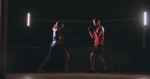 Mulher fitness atleta boxe perfurando foco mitts desfrutando de exercício intenso lutador feminino formação amigo no ginásio treino juntos câmera lenta — Vídeo de Stock